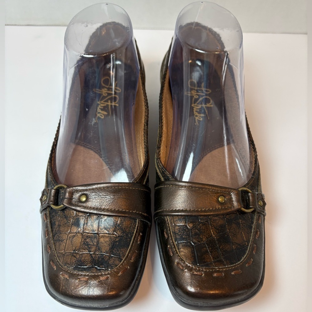 Life Stride bronze brown crocodile embossed slip-on loafers size 6.5M